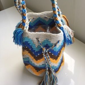 New hand-woven Colombian Wayuu hand-bag